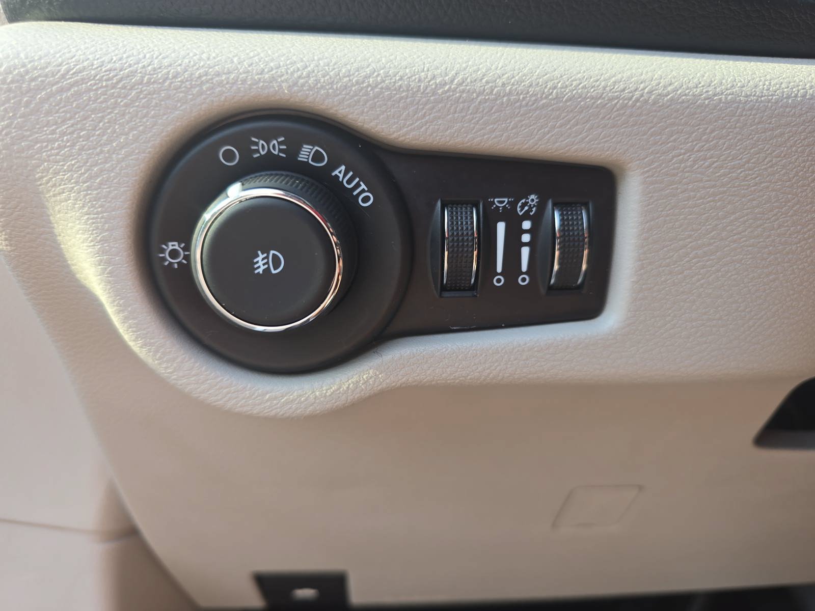 Used 2024 Chrysler Pacifica Limited FWD image 28