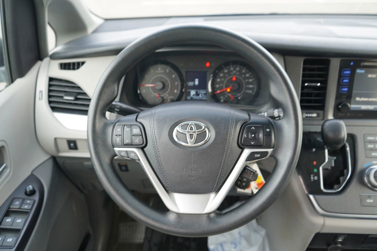 Used 2017 Toyota Sienna LE image 16