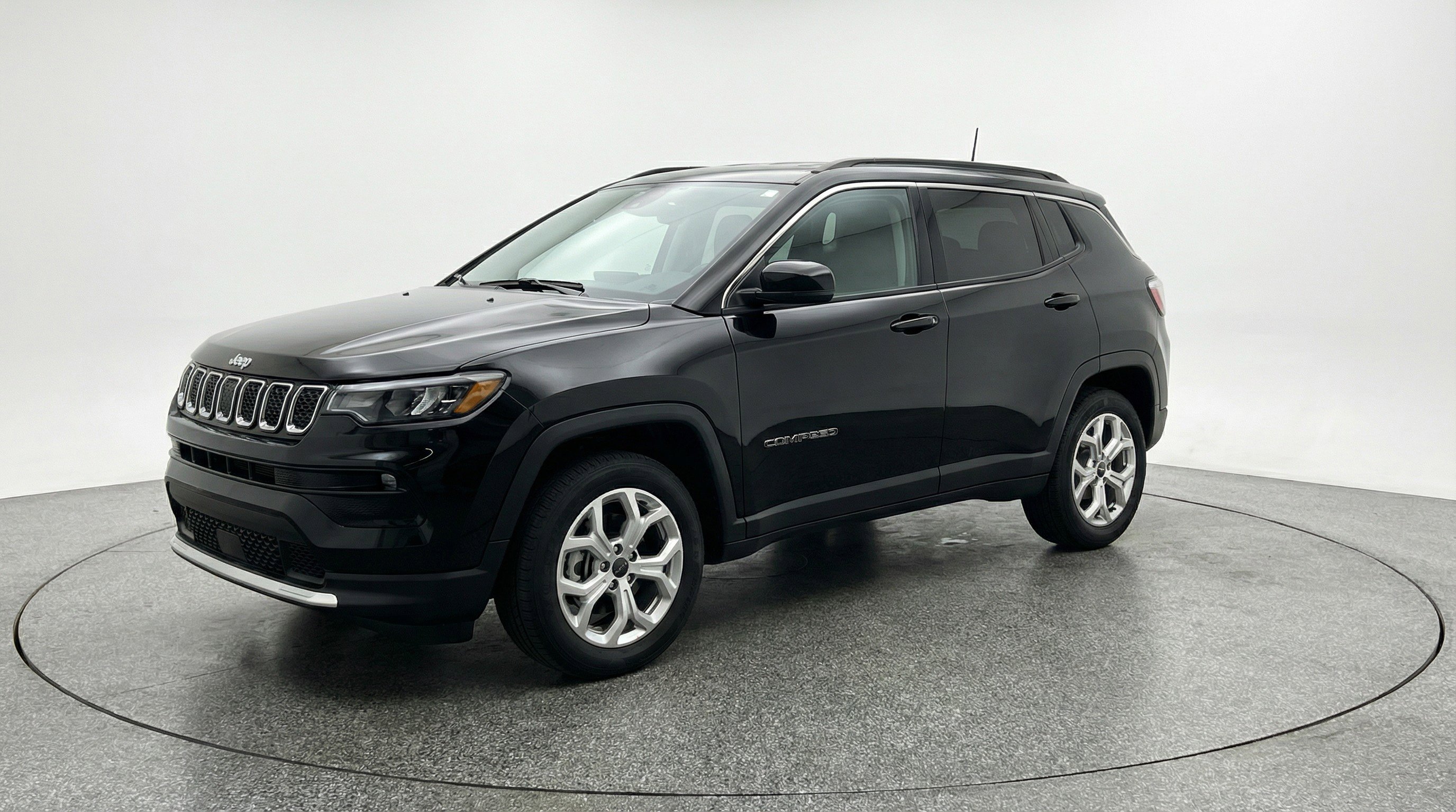 Used 2025 Jeep Compass Latitude AWD/4WD image 3