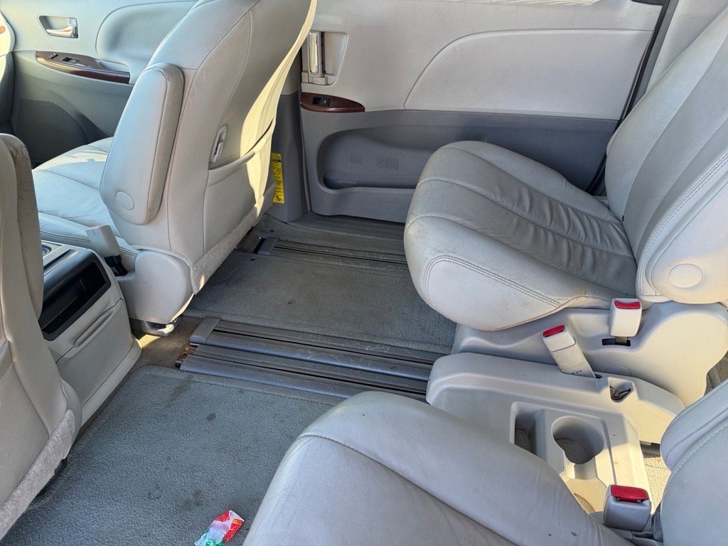 Used 2013 Toyota Sienna XLE image 12