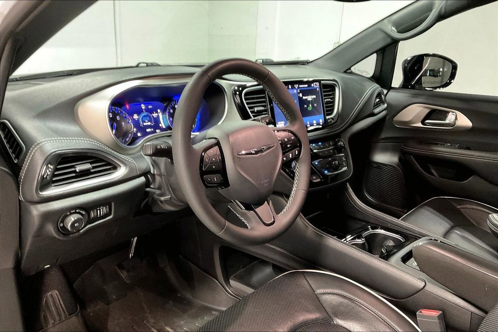 Used 2024 Chrysler Pacifica Limited w/ Uconnect Theater Family Group AWD/4WD image 15