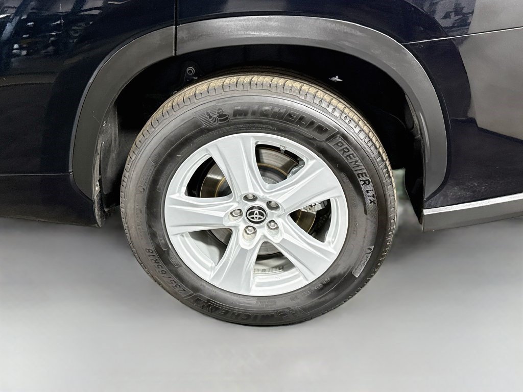 Used 2025 Toyota Highlander LE FWD image 36