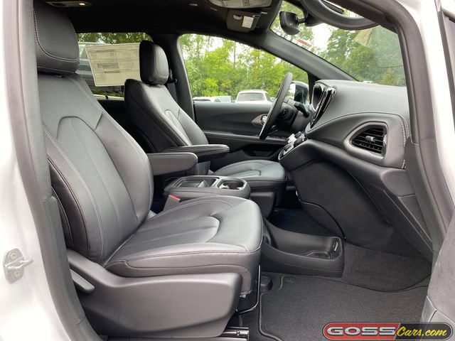 New 2027 Chrysler Pacifica Select AWD/4WD image 6