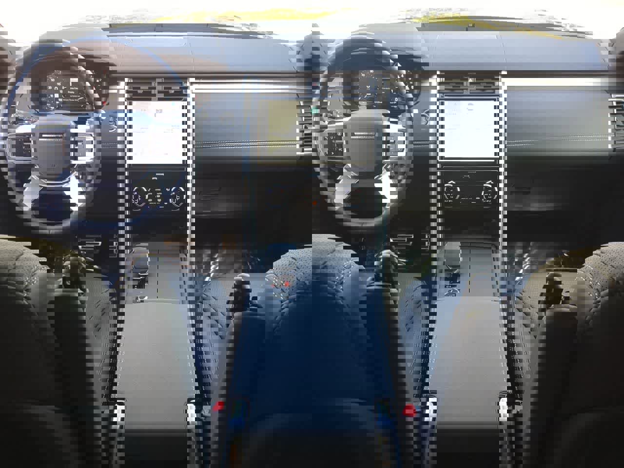 Used 2025 Land Rover Discovery Dynamic SE AWD/4WD image 15