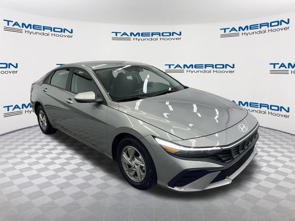 Used 2026 Hyundai Elantra SE w/ Cargo Package FWD image 7