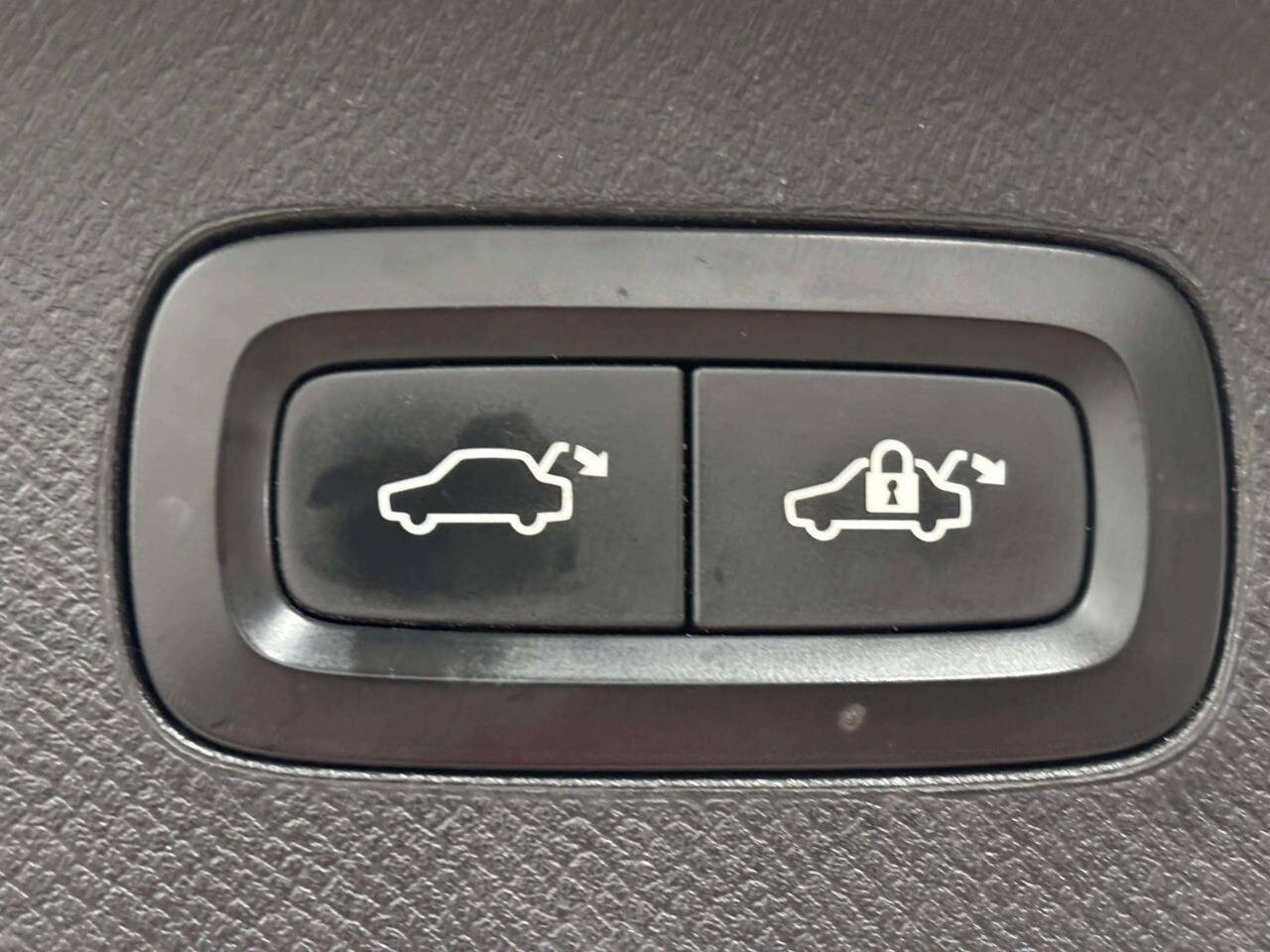 Used 2016 Volvo XC90 T6 Momentum w/ Momentum Plus Package AWD/4WD image 7