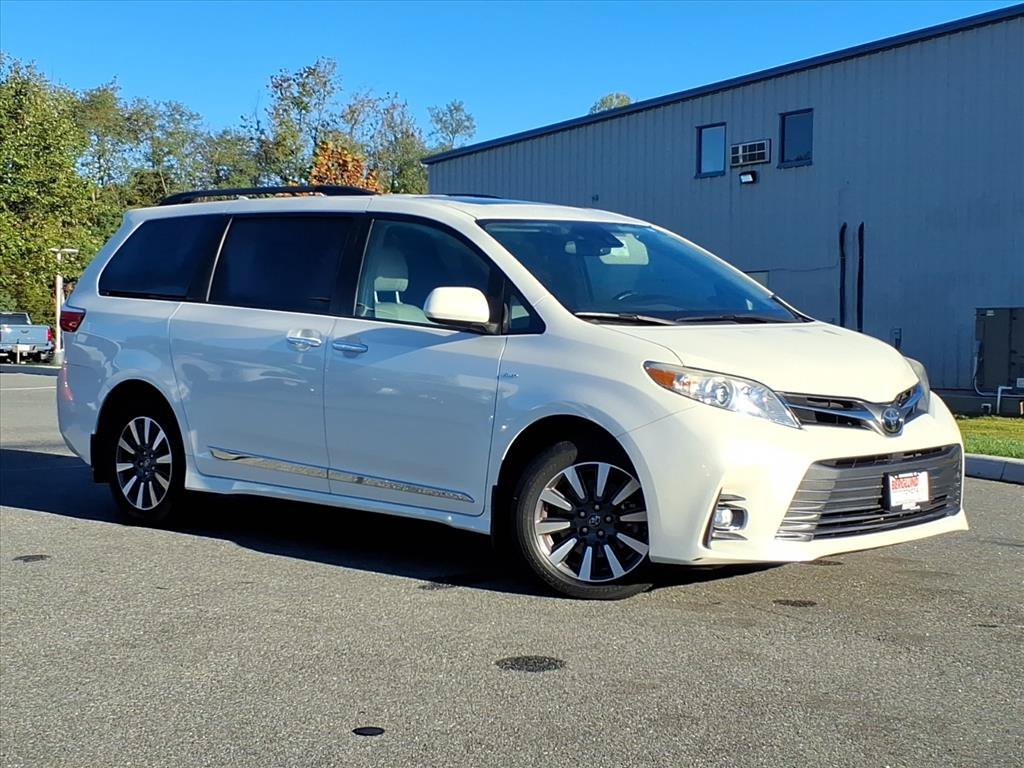 Used 2018 Toyota Sienna XLE AWD/4WD image 2