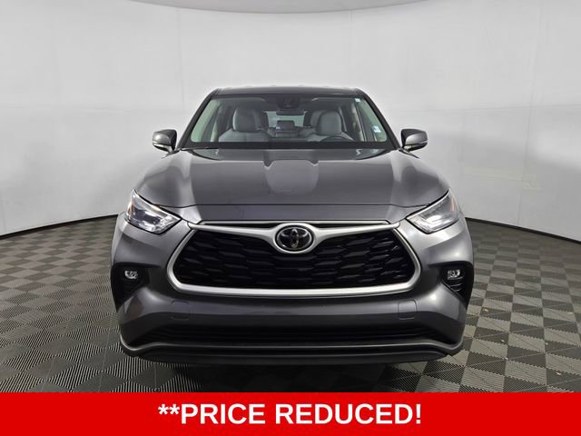 Used 2024 Toyota Highlander LE FWD image 2
