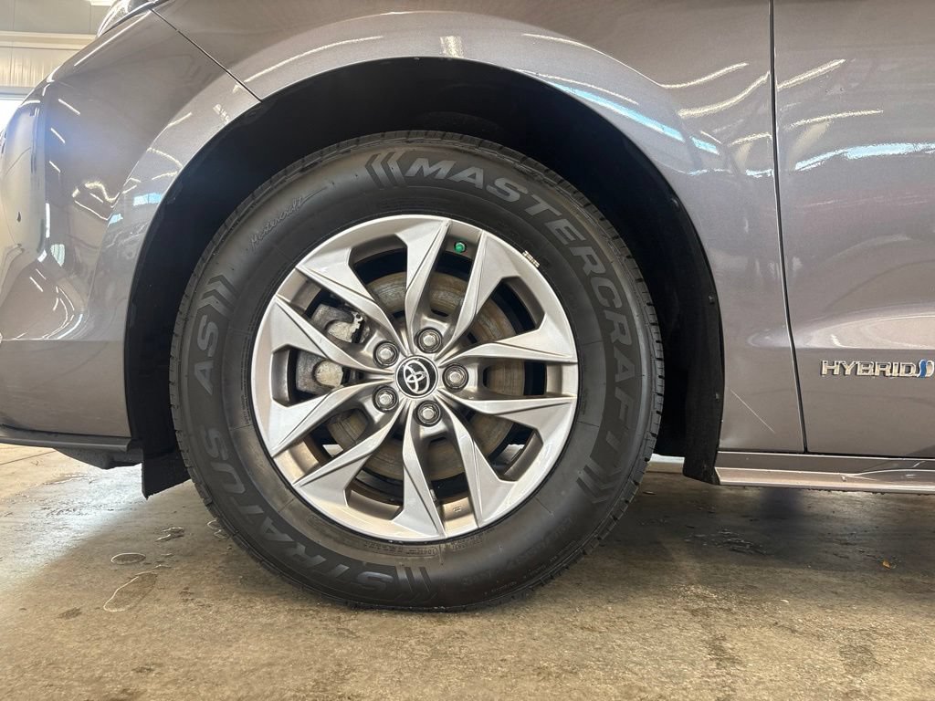 Used 2021 Toyota Sienna XLE AWD/4WD image 25