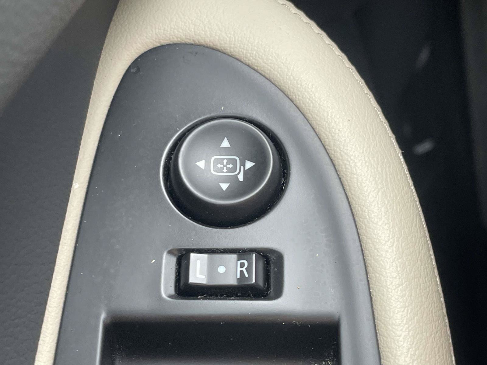 Used 2019 Buick Envision Essence FWD image 26