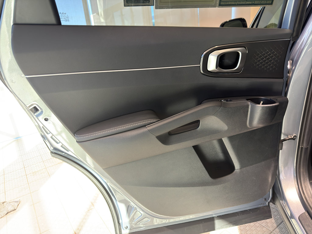 Used 2025 Kia Sorento EX w/ Panoramic Sunroof Package image 19