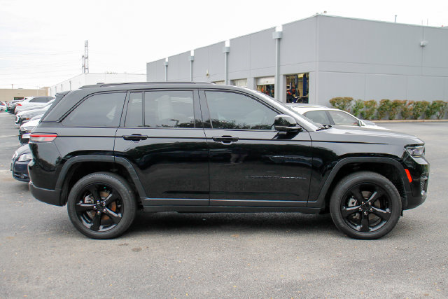 Used 2024 Jeep Grand Cherokee Altitude AWD/4WD image 16