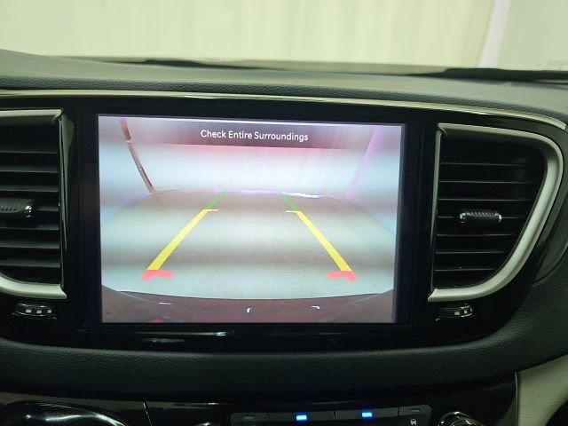 Used 2023 Chrysler Pacifica Touring-L FWD image 6