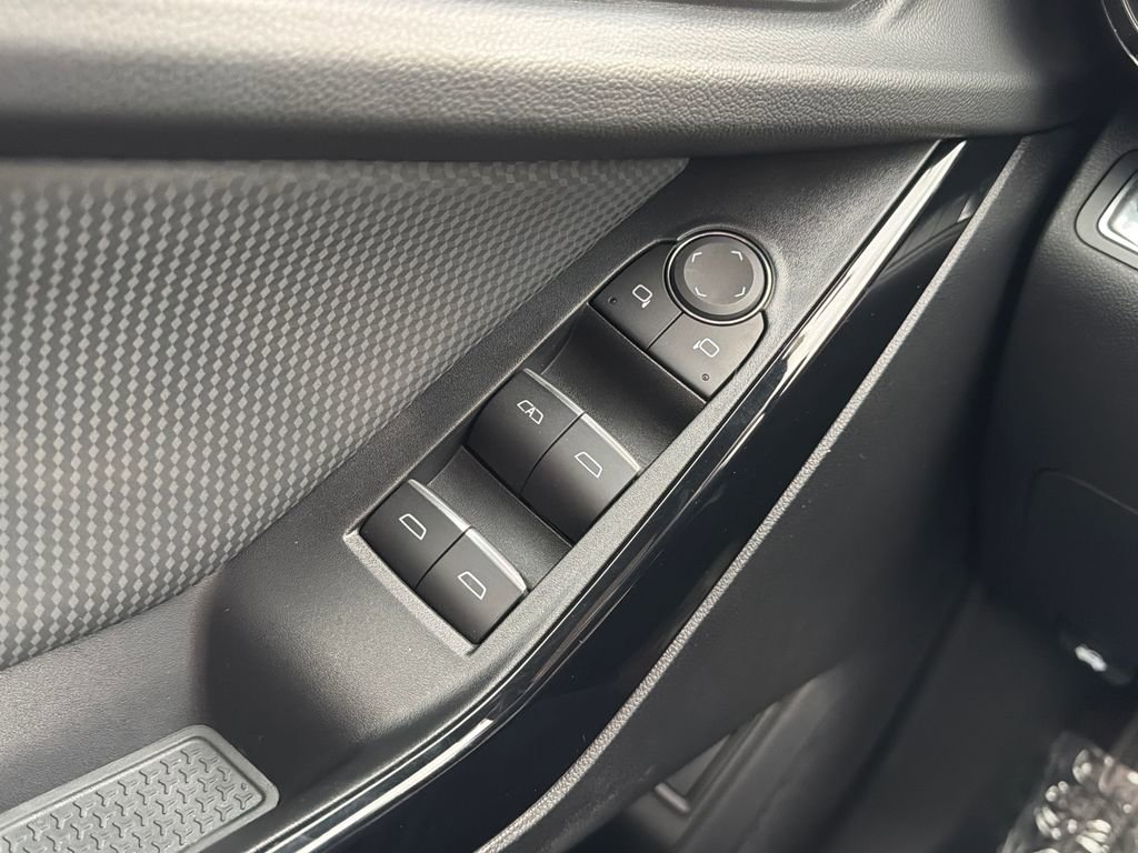 Used 2025 Chevrolet Equinox RS w/ Safety and Technology Package image 11