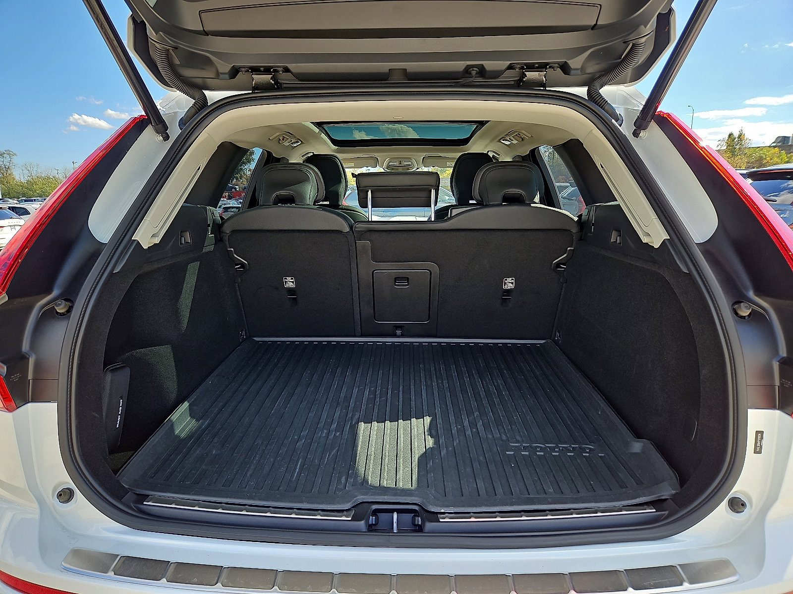 Certified 2023 Volvo XC60 B5 Plus w/ Climate Package image 29