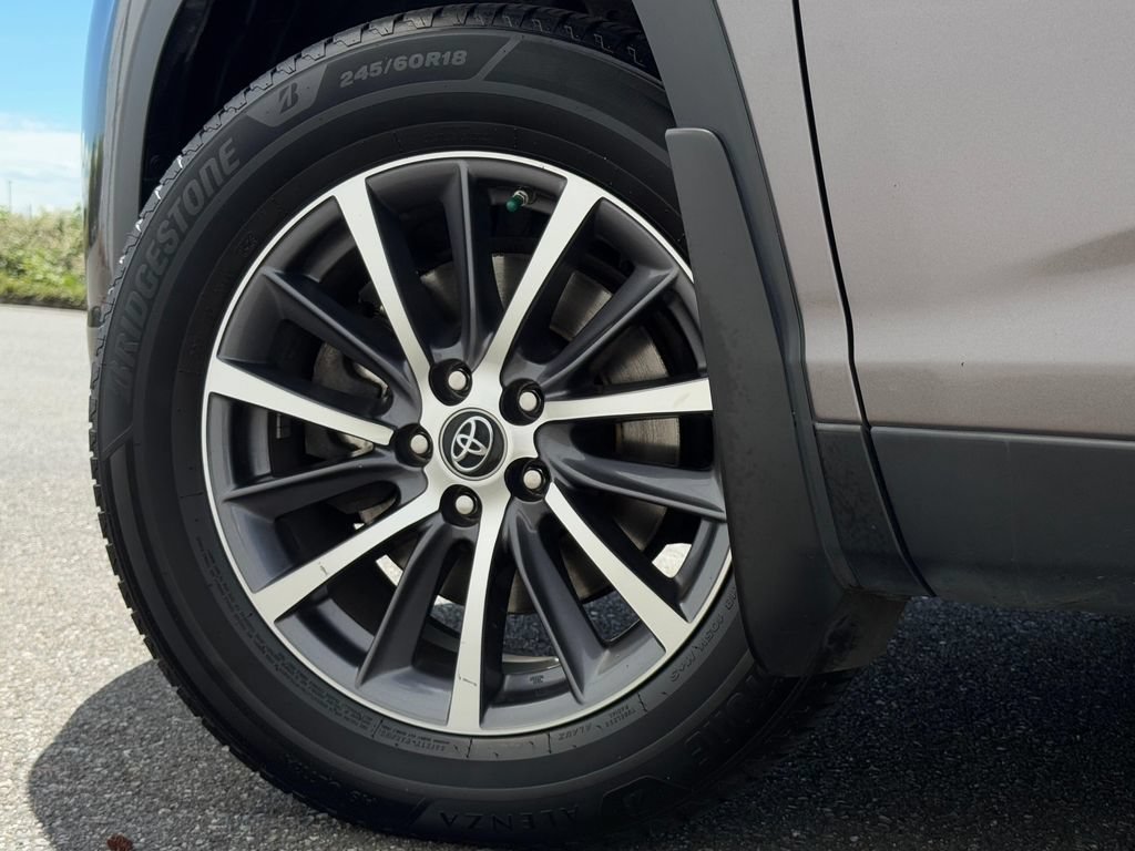 Certified 2019 Toyota Highlander XLE AWD/4WD image 27