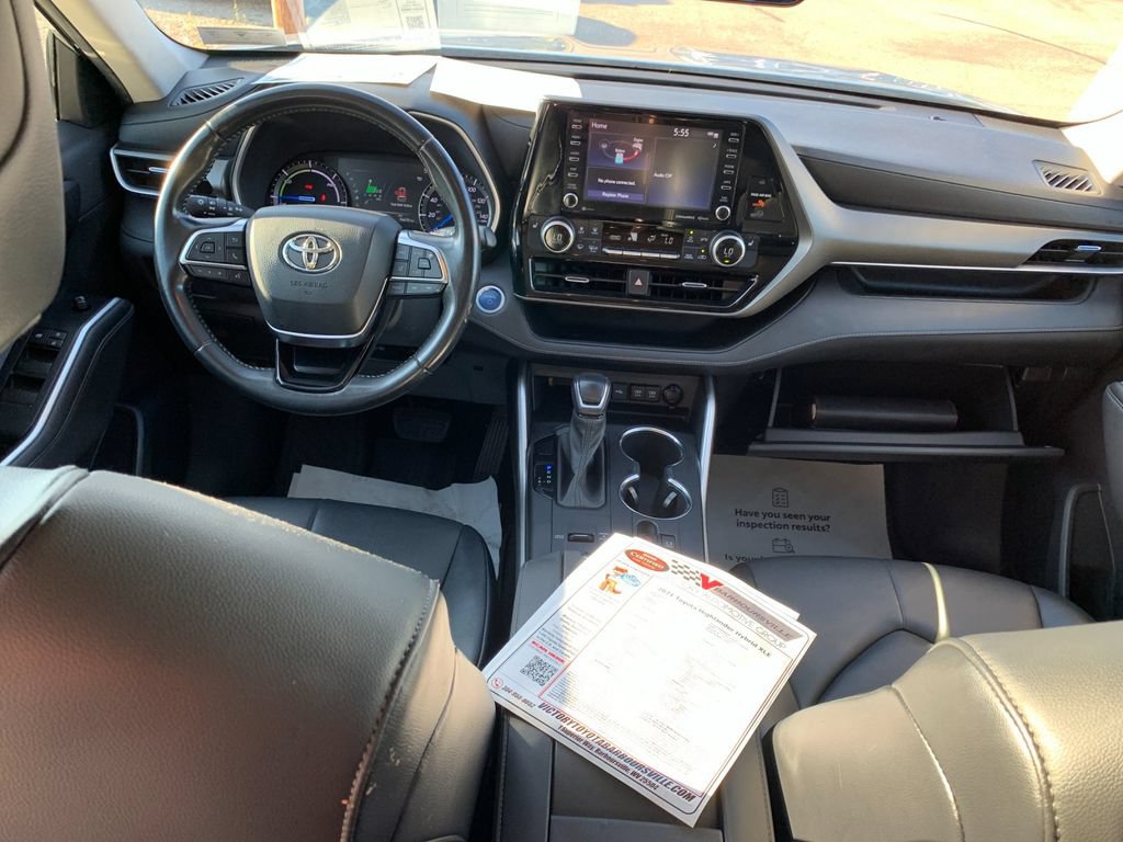 Used 2021 Toyota Highlander XLE AWD/4WD image 16
