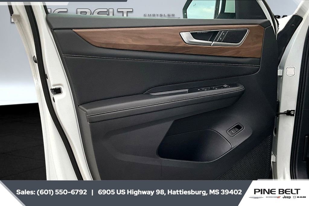 Used 2025 Volkswagen Atlas SE image 17