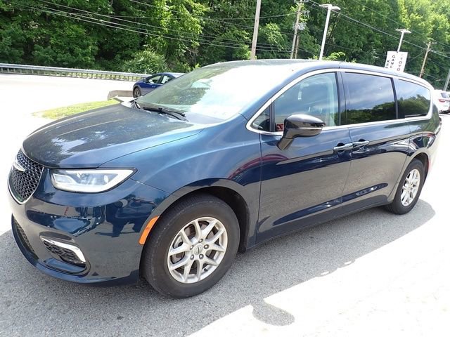 Used 2024 Chrysler Pacifica Touring-L FWD image 7