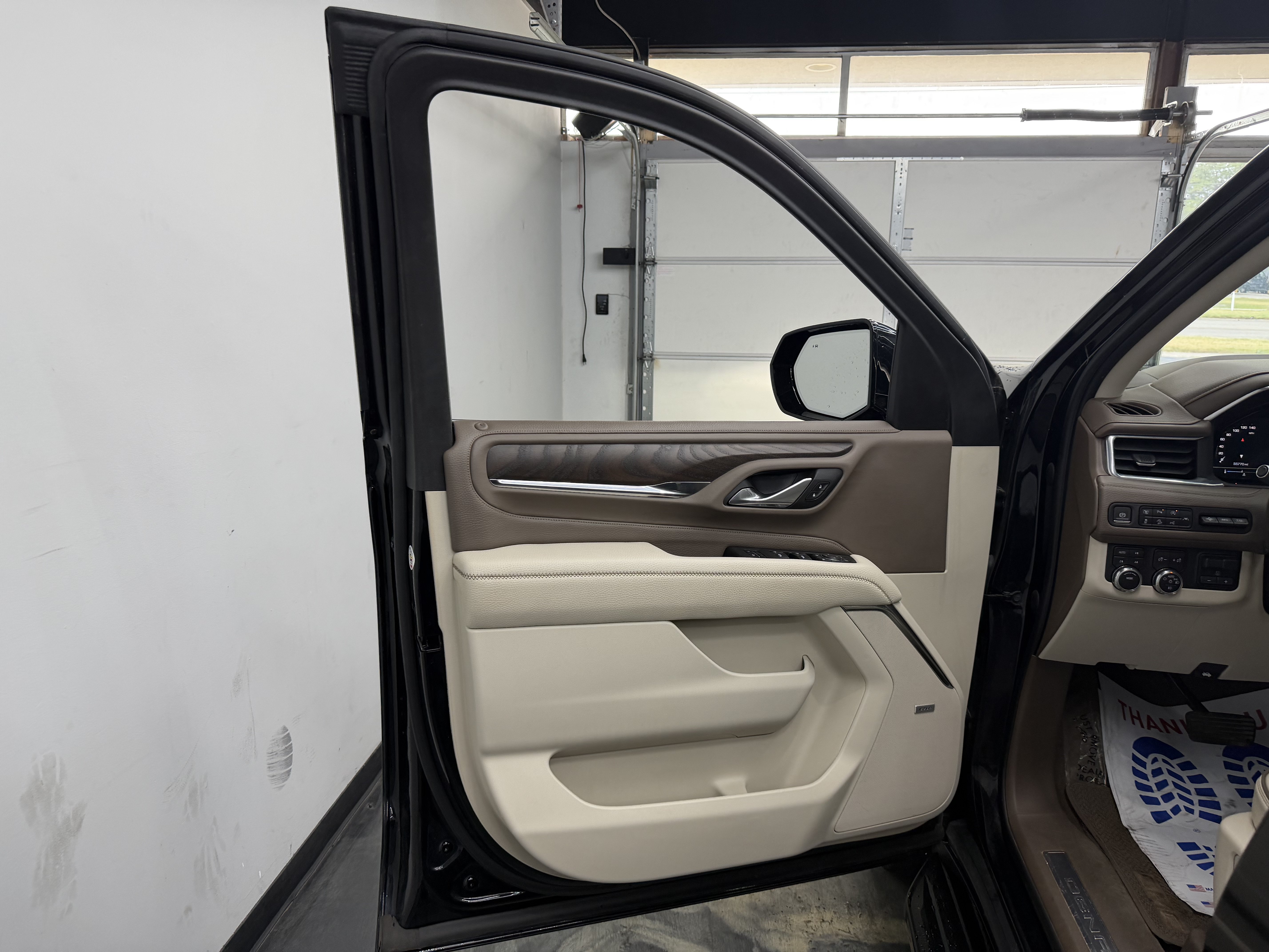 Used 2023 GMC Yukon Denali w/ Advanced Technology Package AWD/4WD image 14