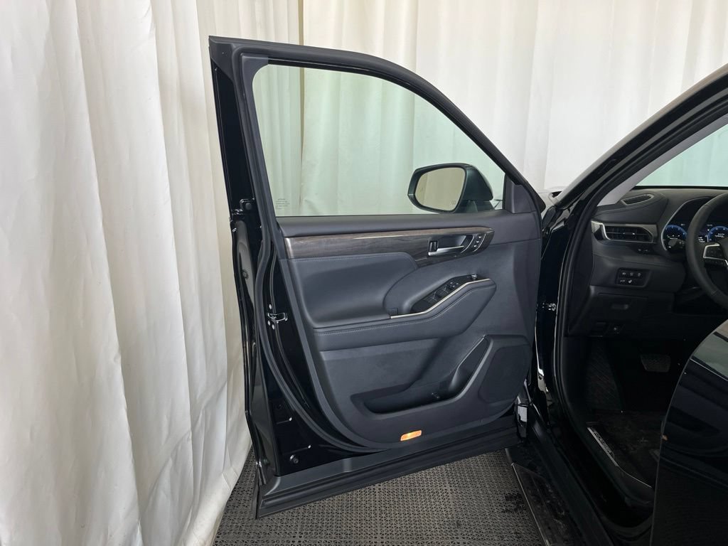 New 2026 Toyota Highlander Limited AWD/4WD image 18