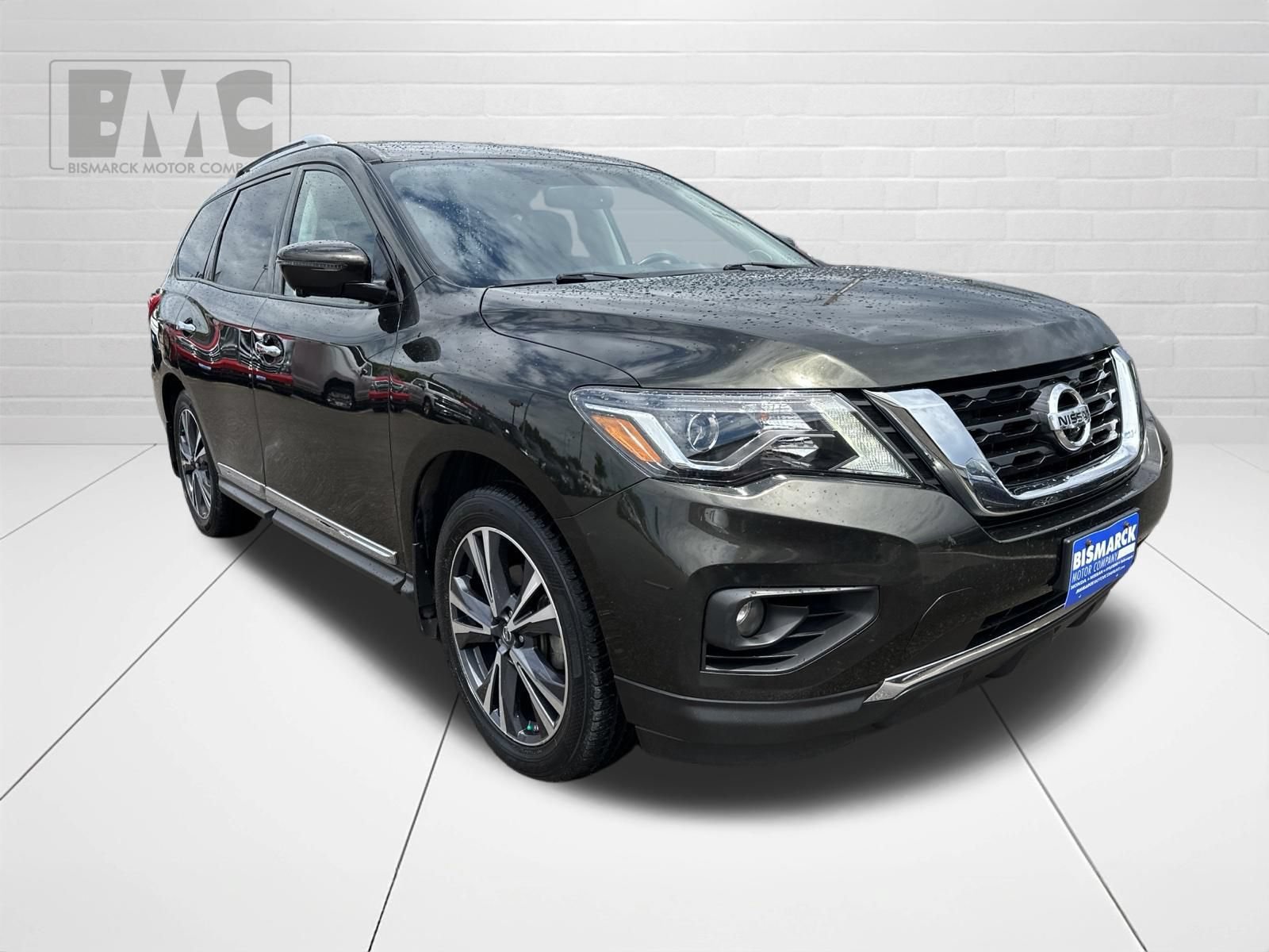 Used 2017 Nissan Pathfinder Platinum AWD/4WD image 2