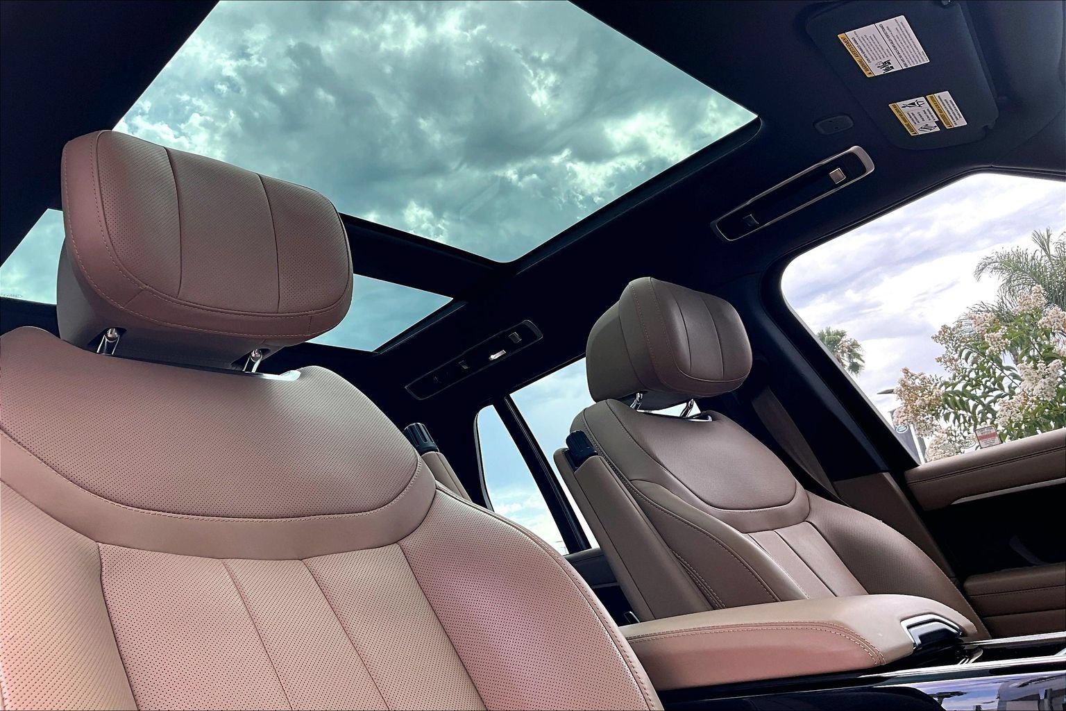 Certified 2025 Land Rover Range Rover Autobiography AWD/4WD image 21