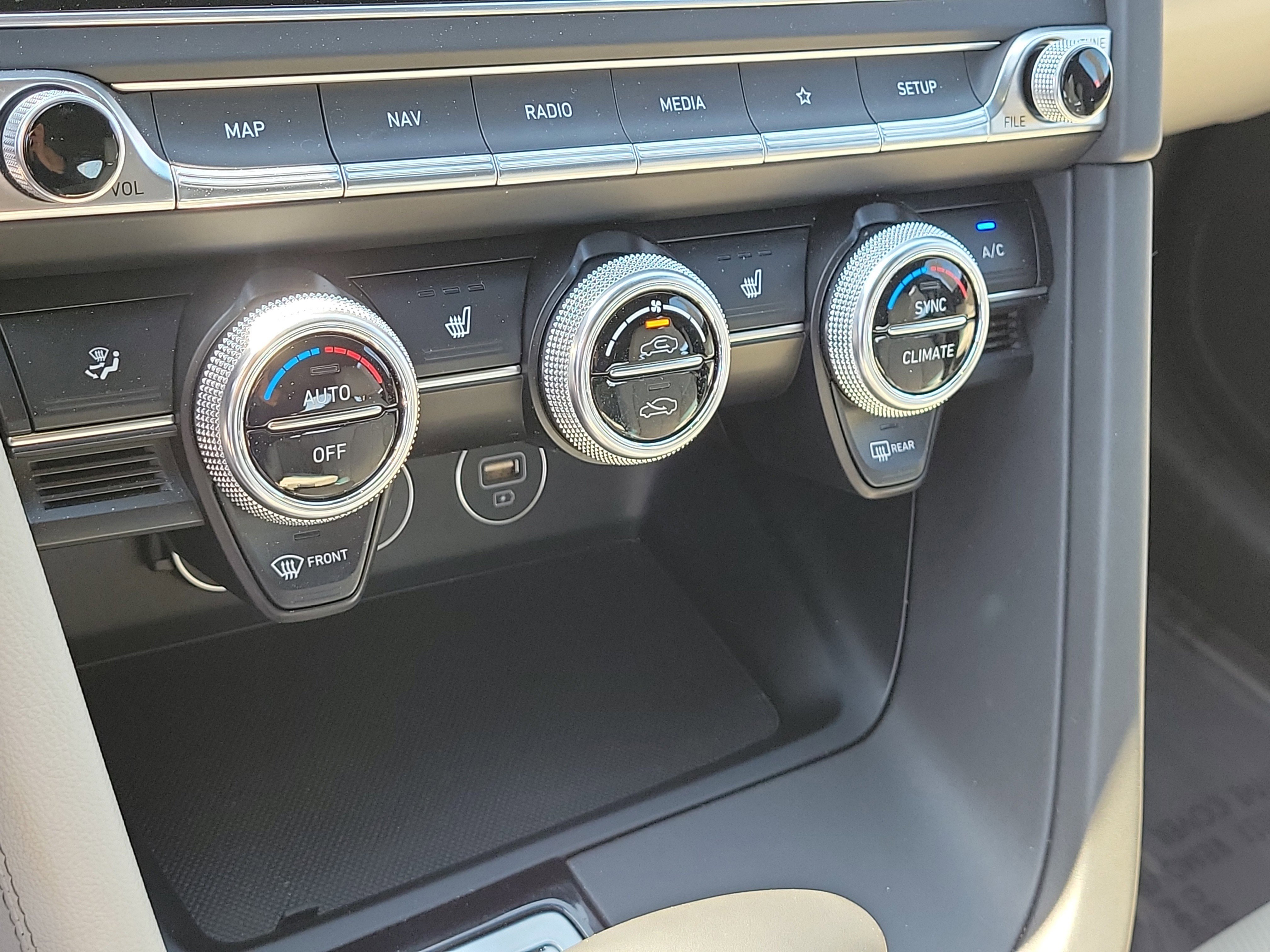 Used 2023 Genesis G70 2.0T image 26