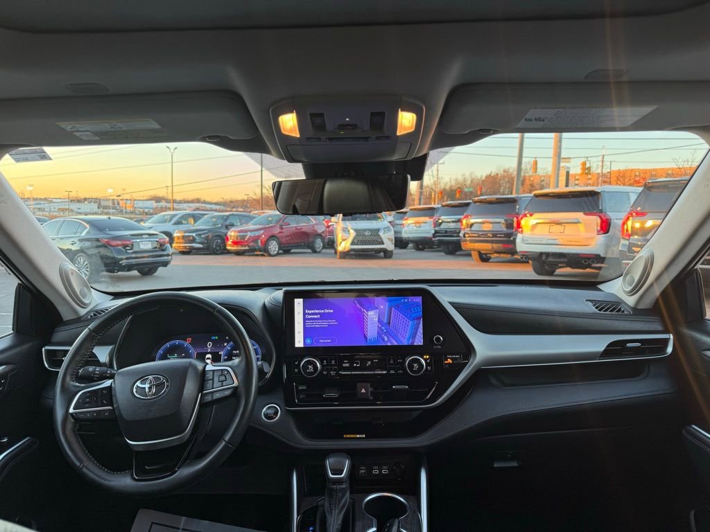 Used 2024 Toyota Highlander Platinum image 25