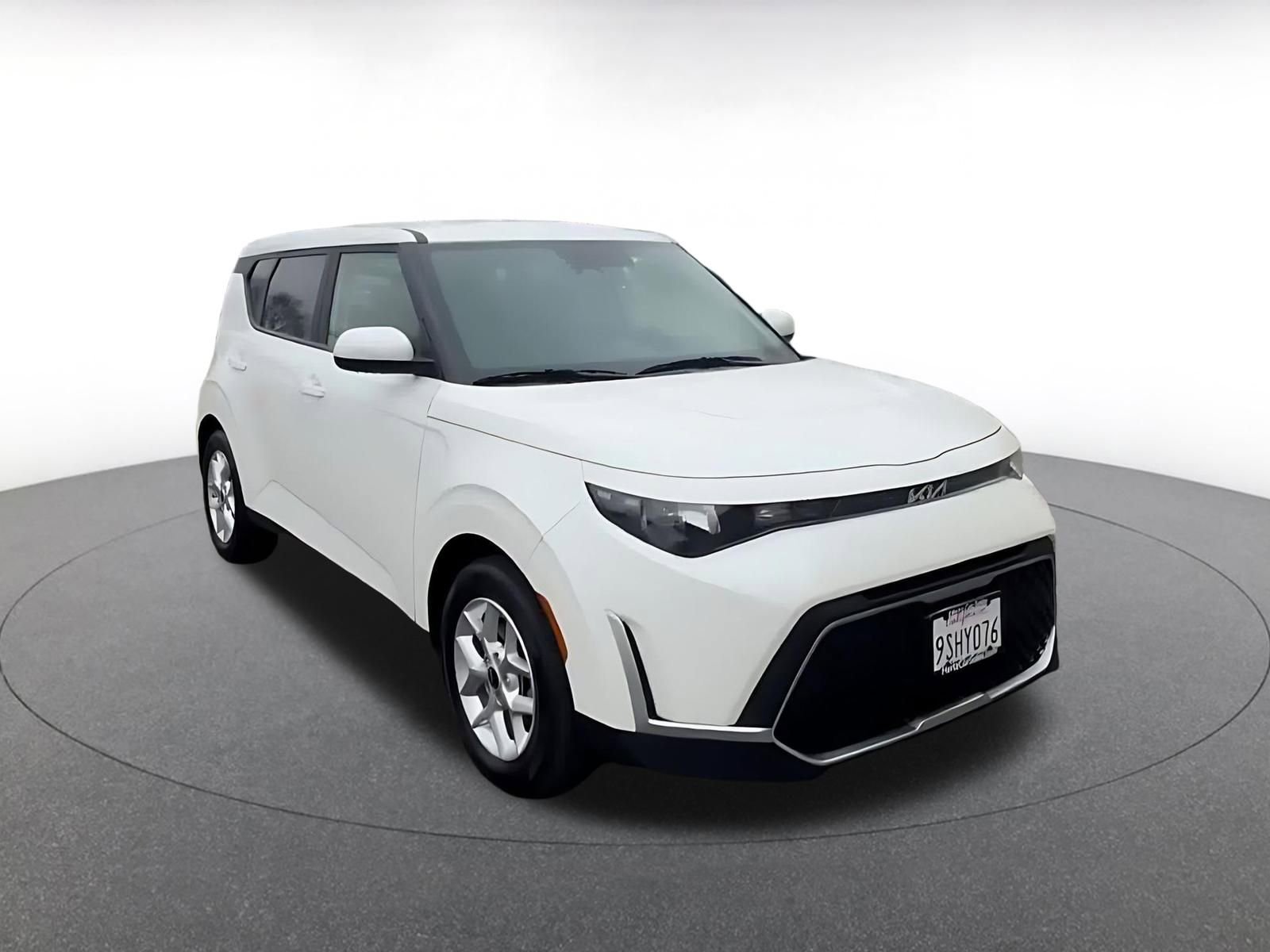 Used 2025 Kia Soul LX w/ LX Technology Package image 3