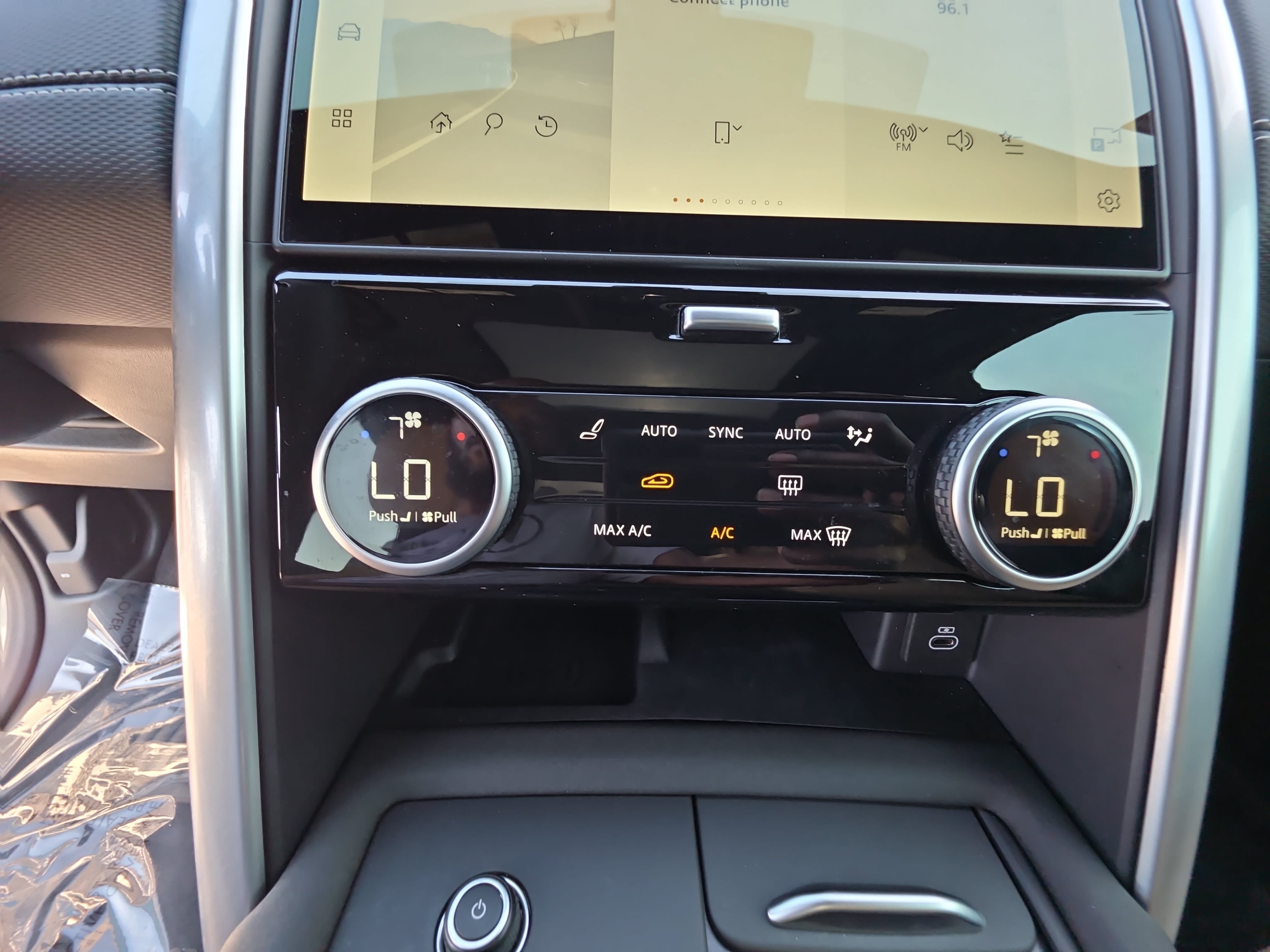 Certified 2025 Land Rover Discovery Dynamic SE AWD/4WD image 21