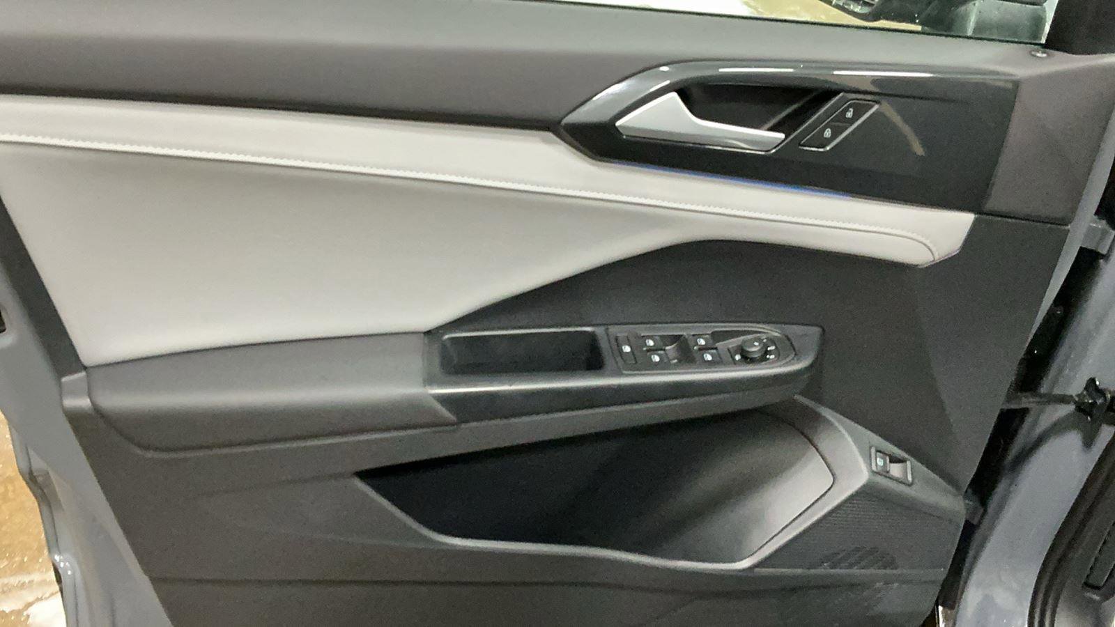 Used 2022 Volkswagen Taos SEL image 14