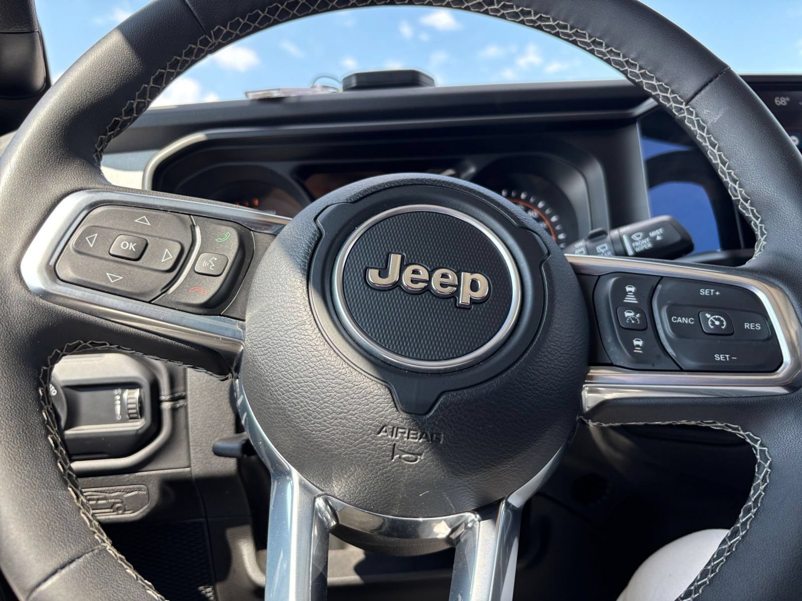 Used 2025 Jeep Wrangler Unlimited Sahara AWD/4WD image 25