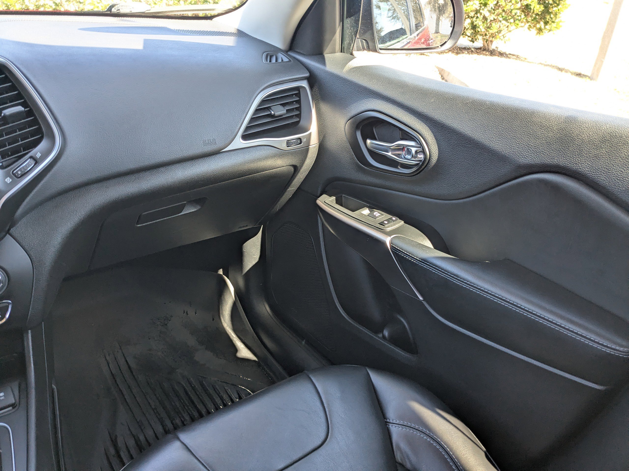 Used 2021 Jeep Cherokee Latitude Plus image 16