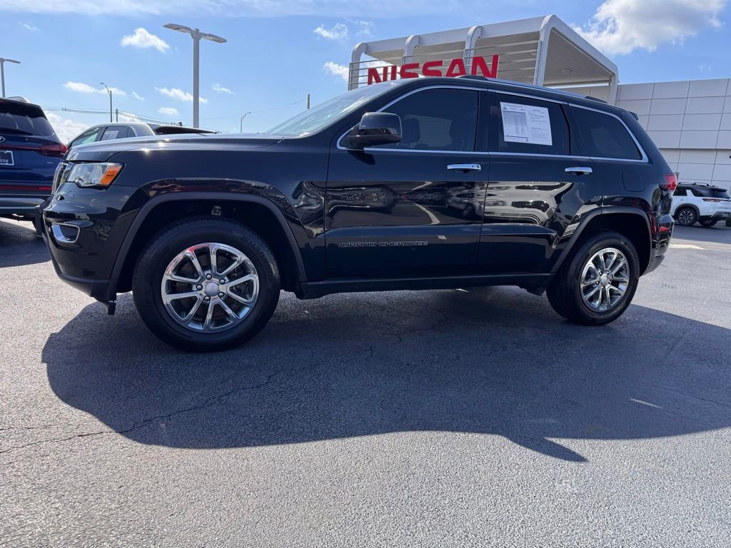 Used 2021 Jeep Grand Cherokee Laredo AWD/4WD image 2