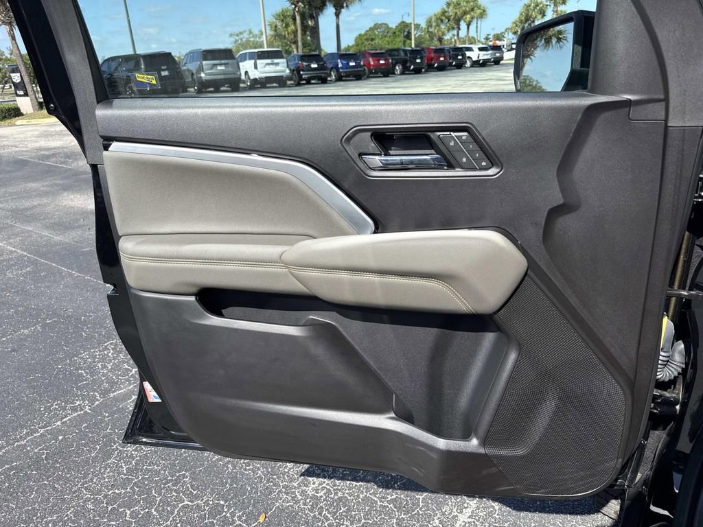 Used 2026 Chevrolet Colorado ZR2 w/ Technology Package AWD/4WD image 17