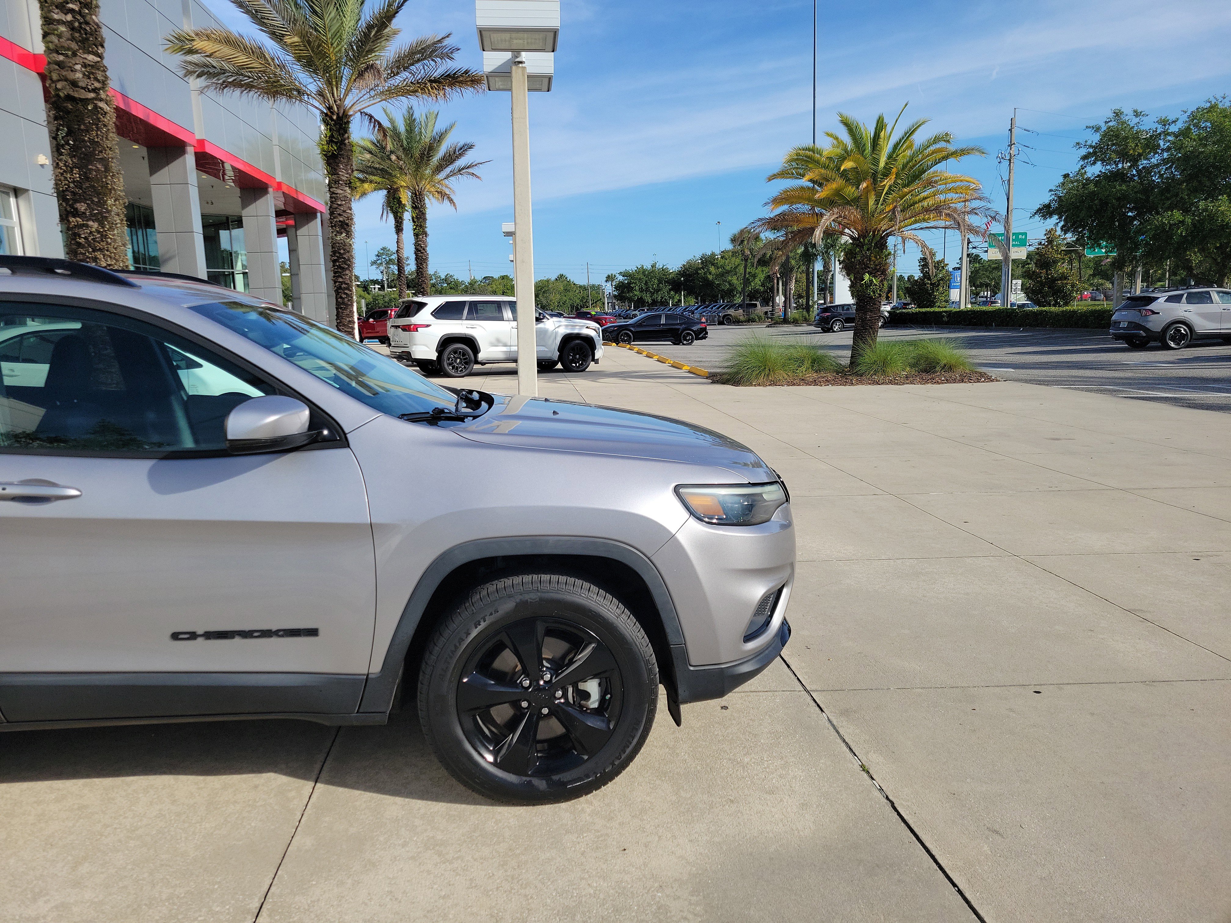 Used 2021 Jeep Cherokee Latitude Plus AWD/4WD image 8