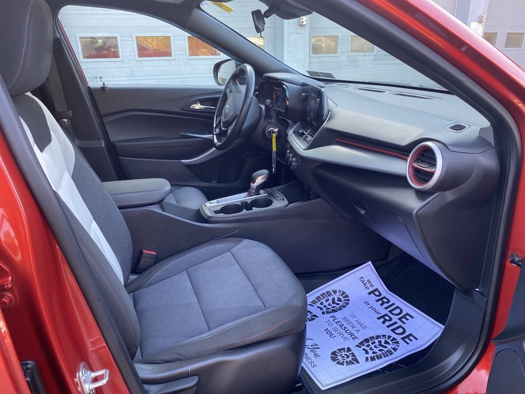 Used 2024 Chevrolet Trax RS w/ Sunroof Package image 11