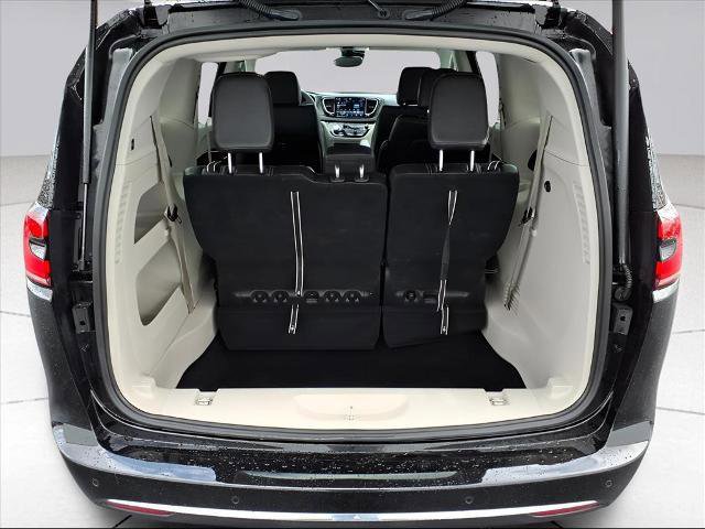 Used 2024 Chrysler Pacifica Touring-L image 25