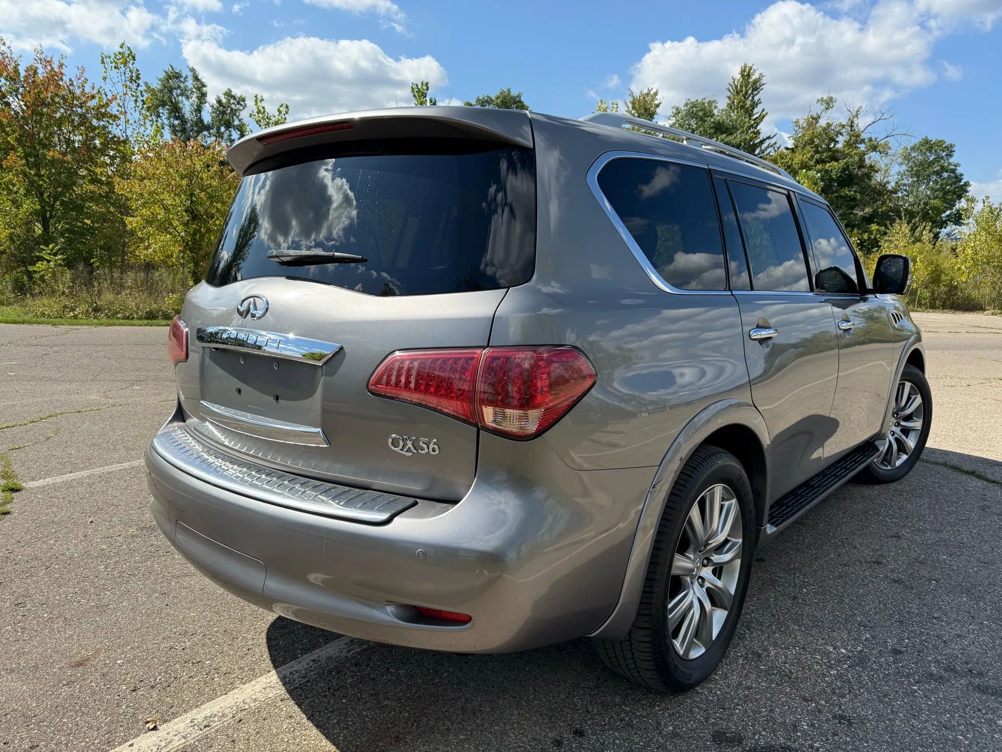 Used 2012 INFINITI QX56 4WD w/ Deluxe Touring Pkg image 5