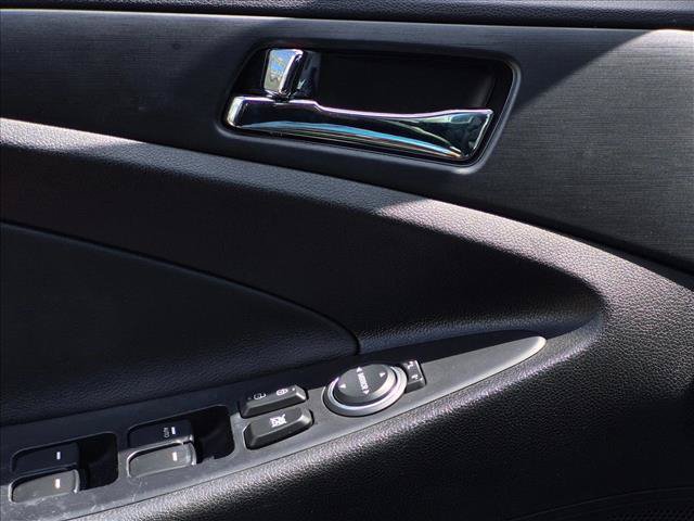 Used 2012 Hyundai Sonata SE w/ Navigation & Sunroof Pkg FWD image 2