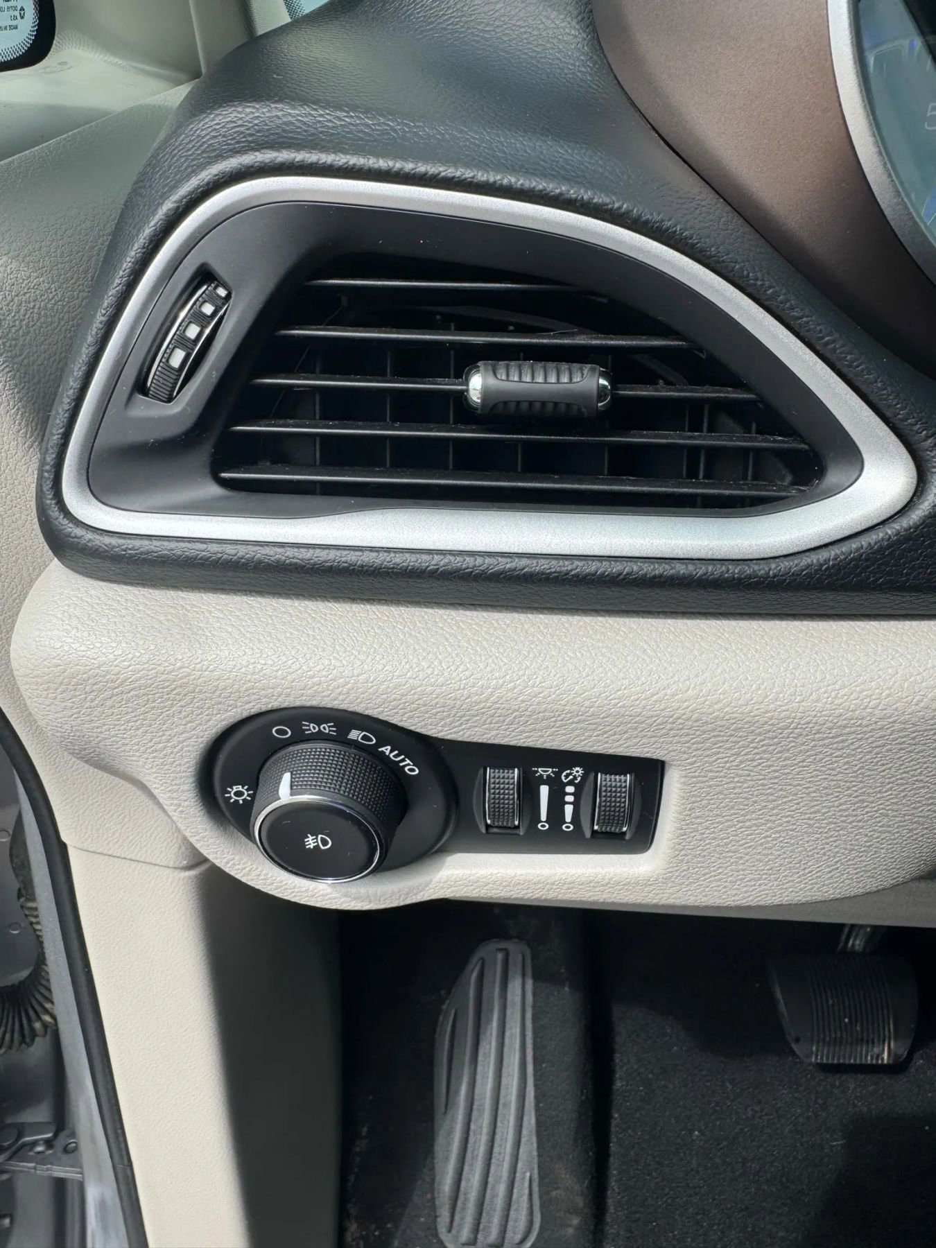 Used 2019 Chrysler Pacifica Touring-L image 10