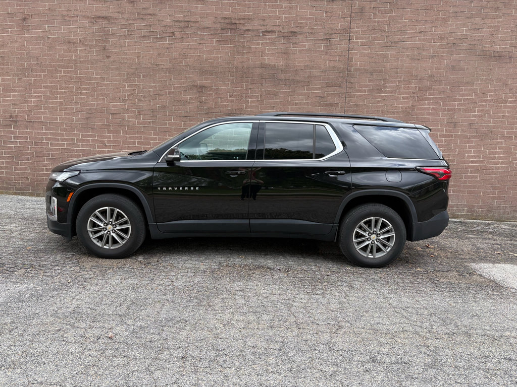 Used 2023 Chevrolet Traverse LT image 2