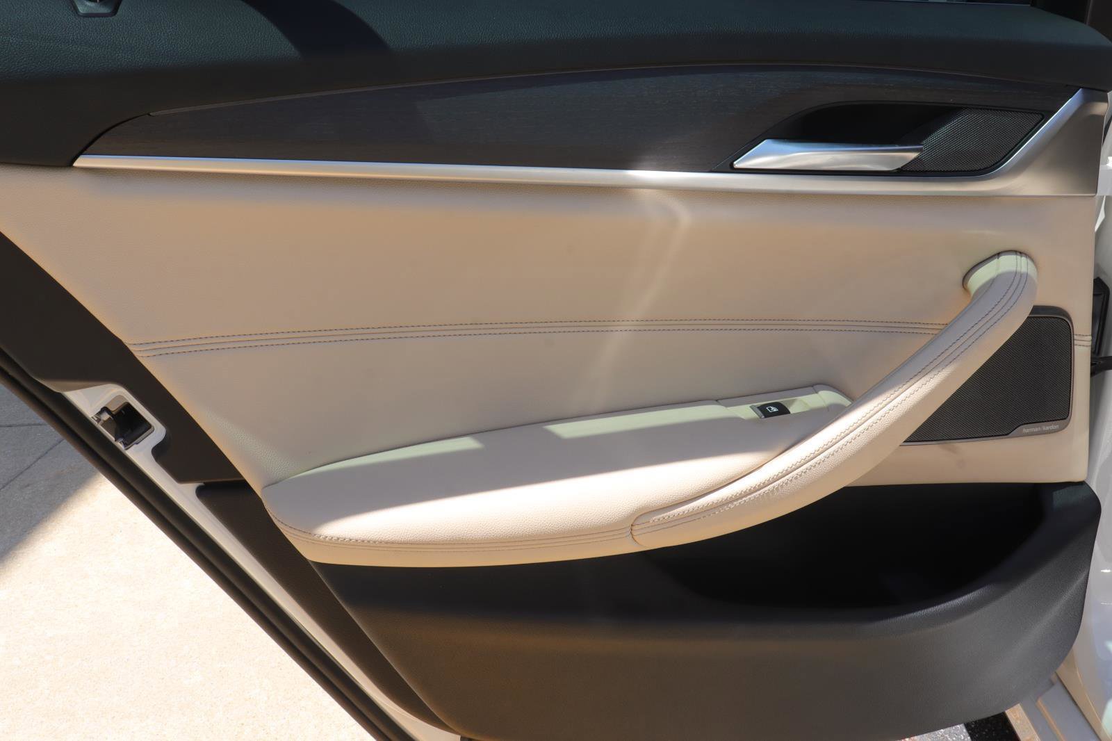 Used 2021 BMW 530i w/ Premium Package RWD image 12