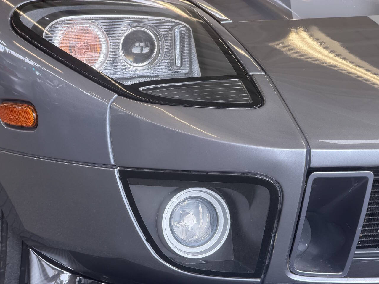 Used 2006 Ford GT RWD image 11