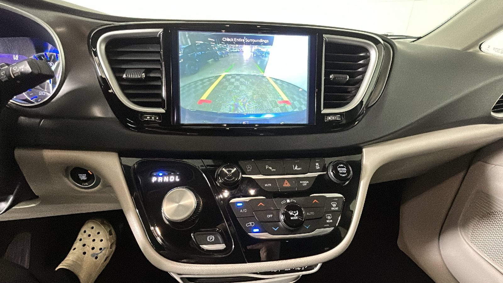 Used 2023 Chrysler Pacifica Touring-L FWD image 26