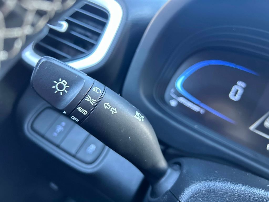 Used 2025 Hyundai Venue Limited image 24