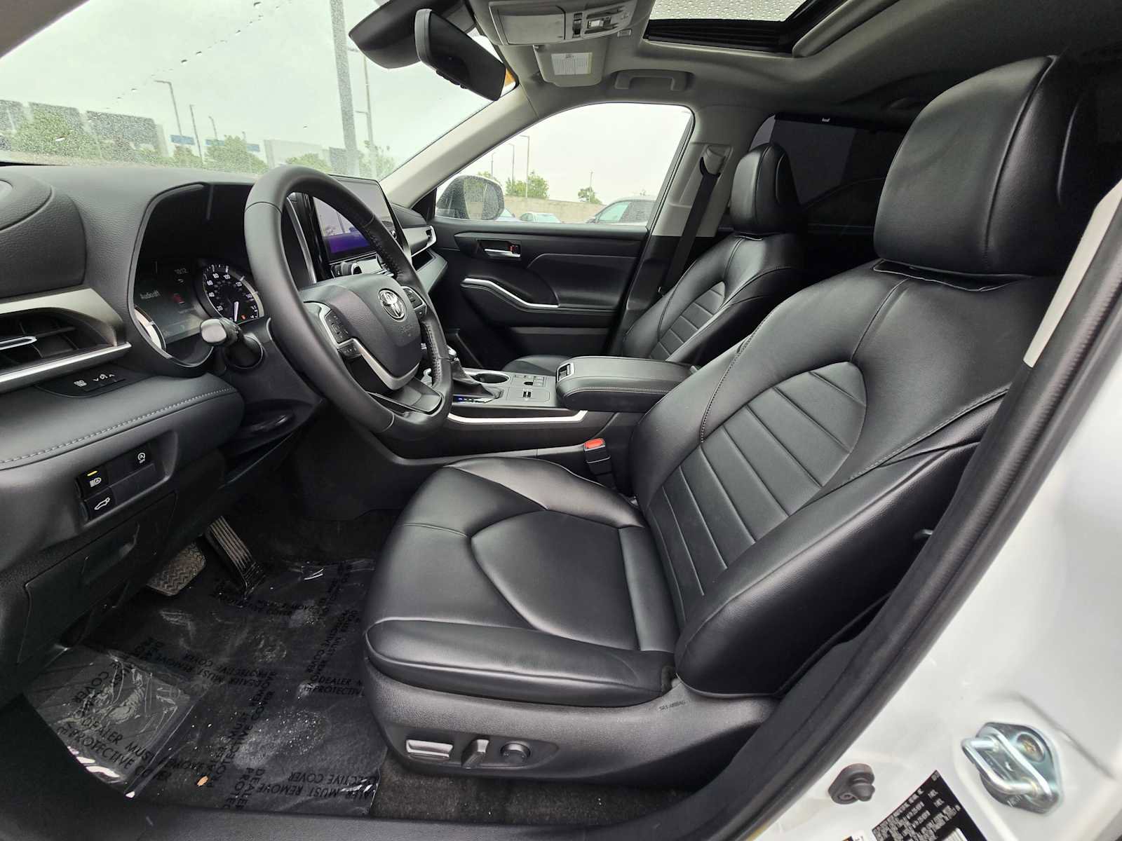 Used 2023 Toyota Highlander XLE FWD image 23
