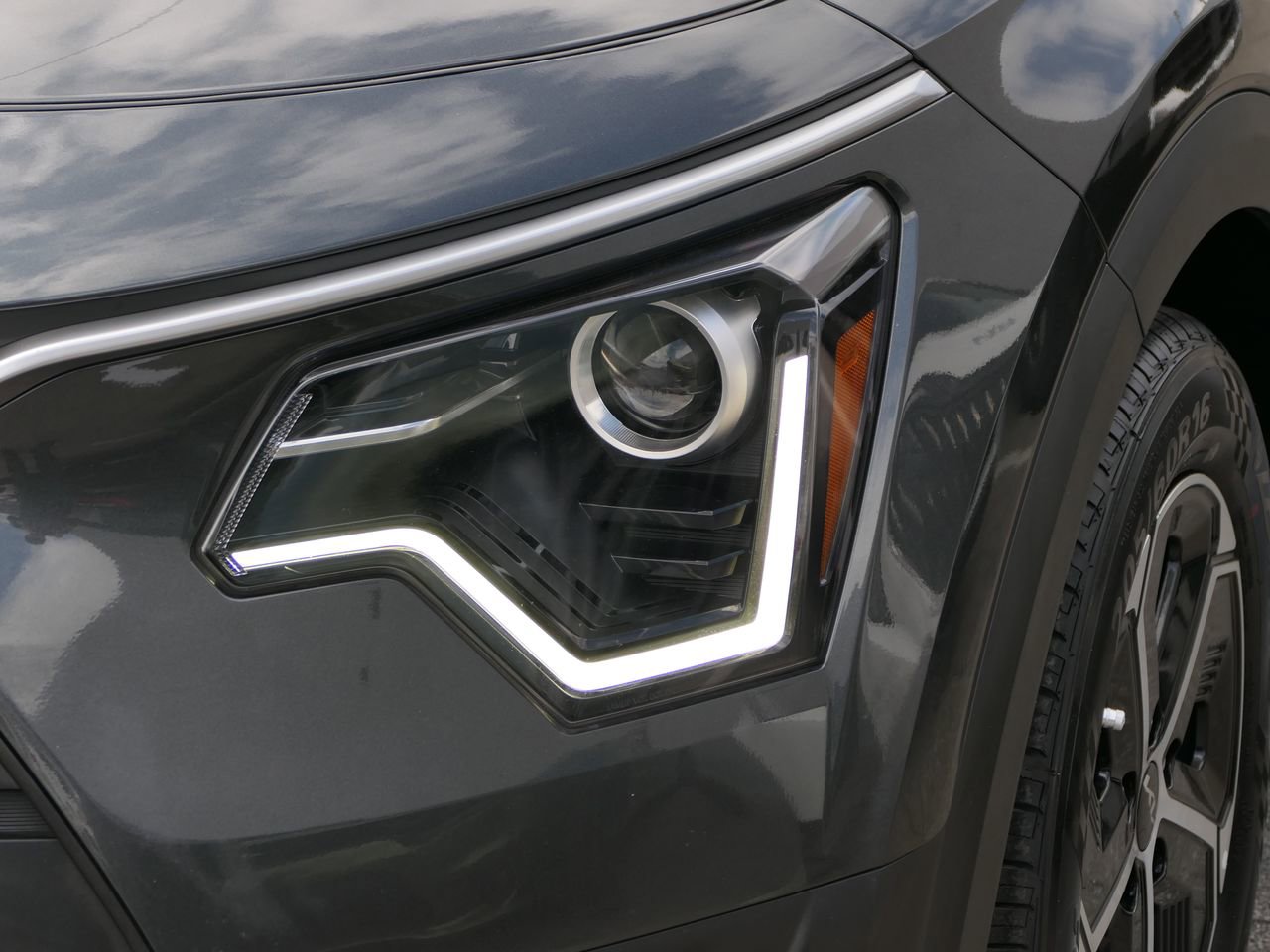 Used 2025 Kia Niro EX image 9