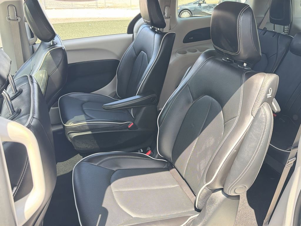 Used 2023 Chrysler Pacifica Limited FWD image 25